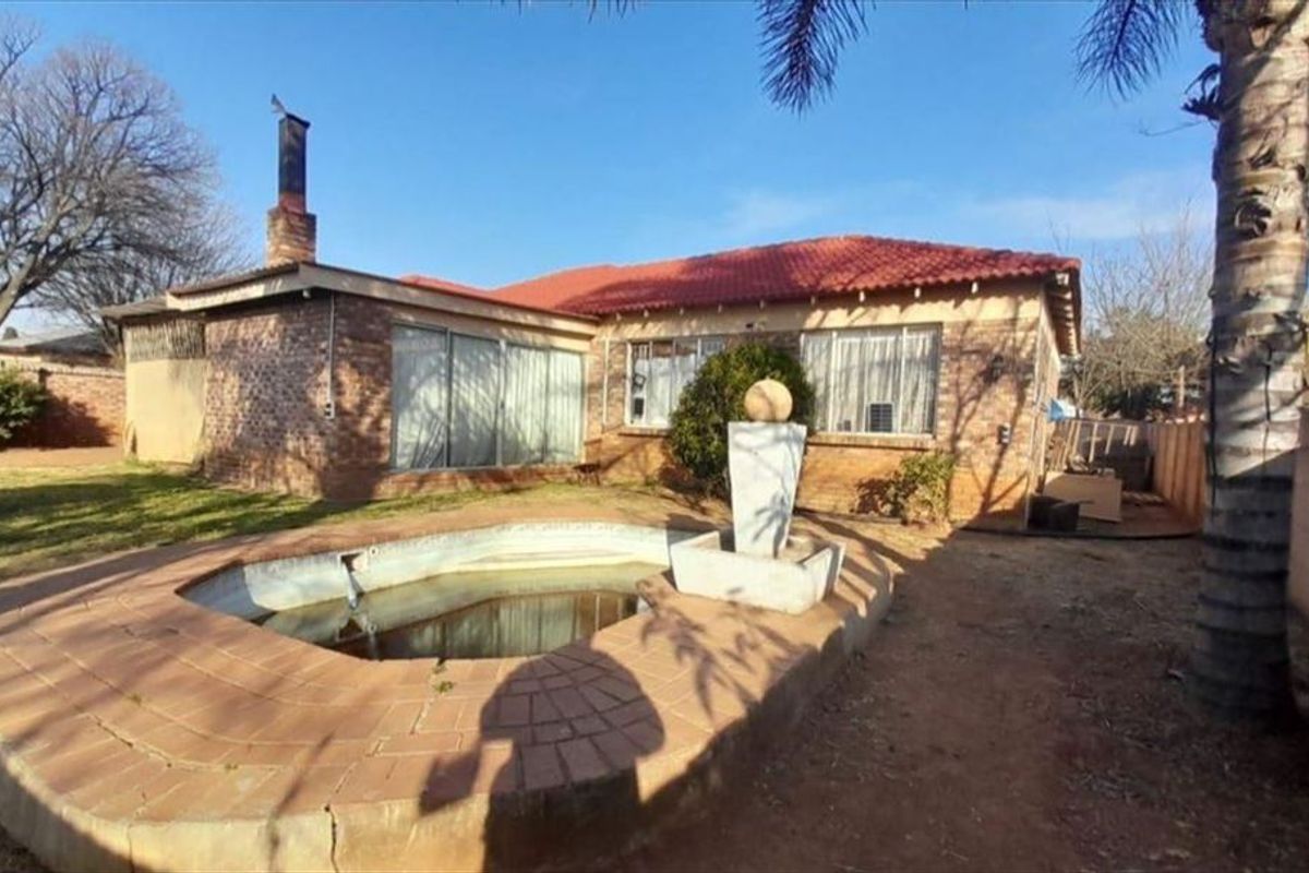 Spacious Family Home with Modern Amenities - Photo 3