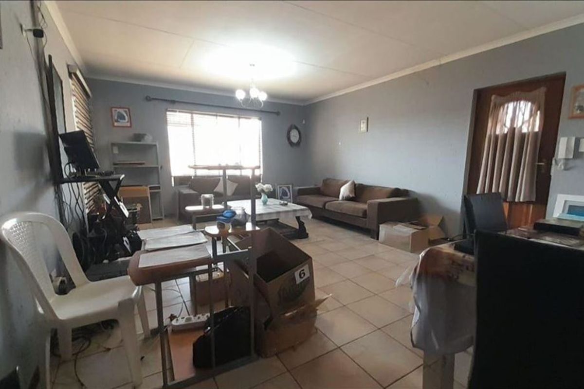 Spacious Family Home with Modern Amenities - Photo 2