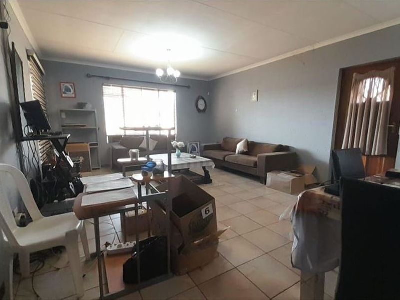 Spacious Family Home with Modern Amenities - Photo 2