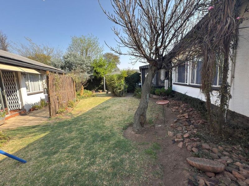 Spacious Family Home with Excellent Parking - Photo 3