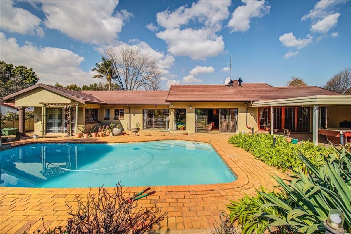 Exceptional 8-Bedroom Home with Luxury Features - Photo 3