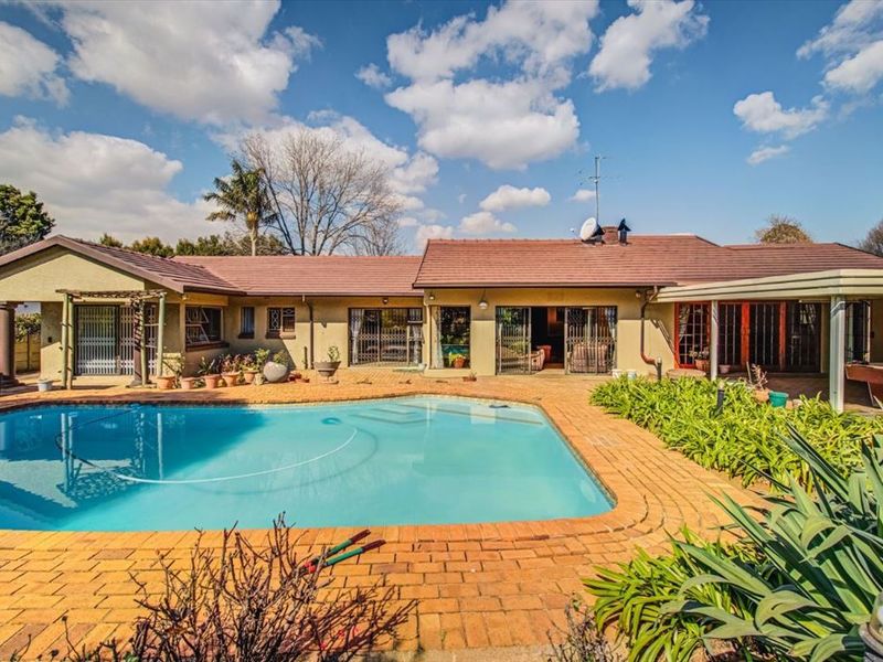 Exceptional 8-Bedroom Home with Luxury Features - Photo 3