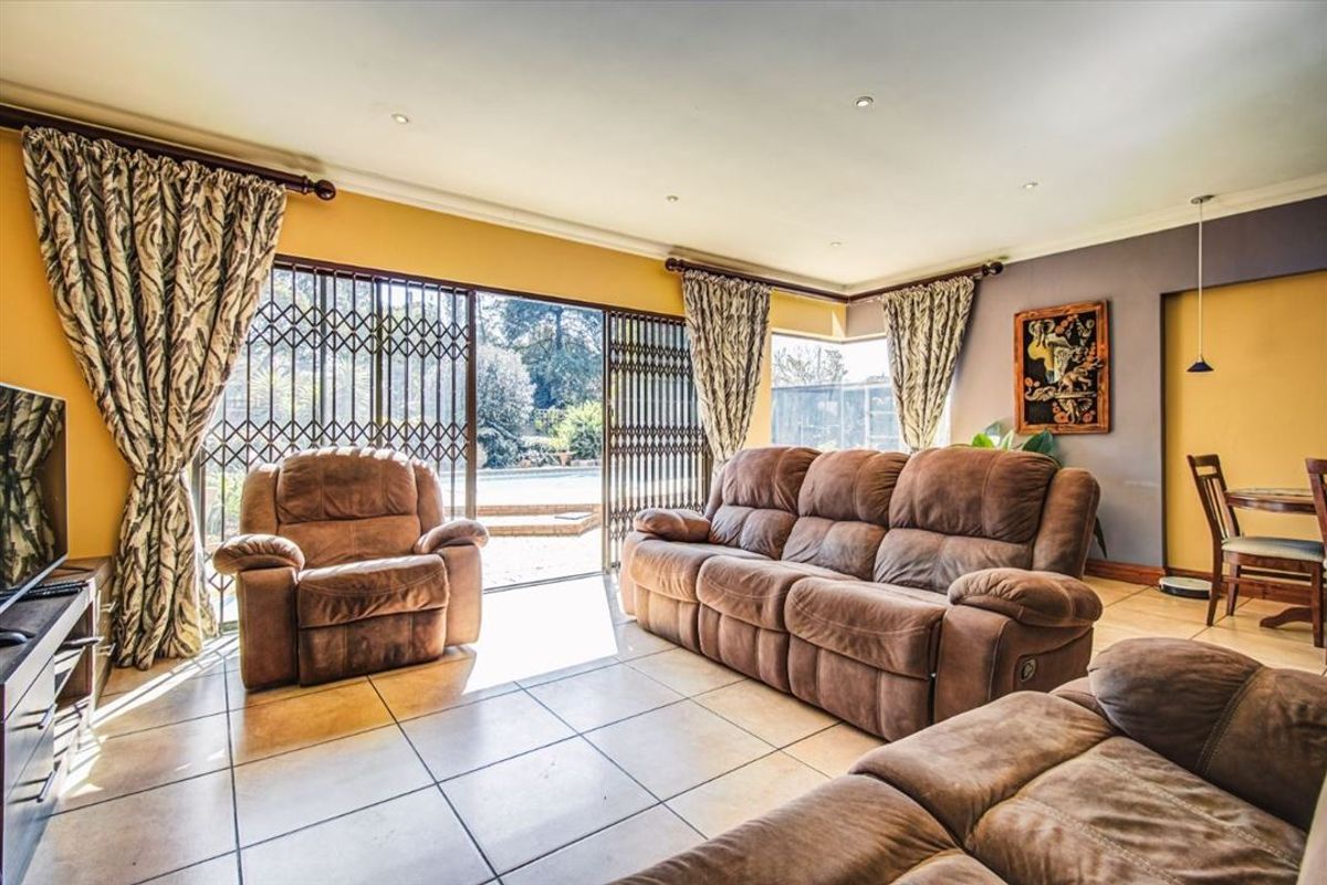 Exceptional 8-Bedroom Home with Luxury Features - Photo 2