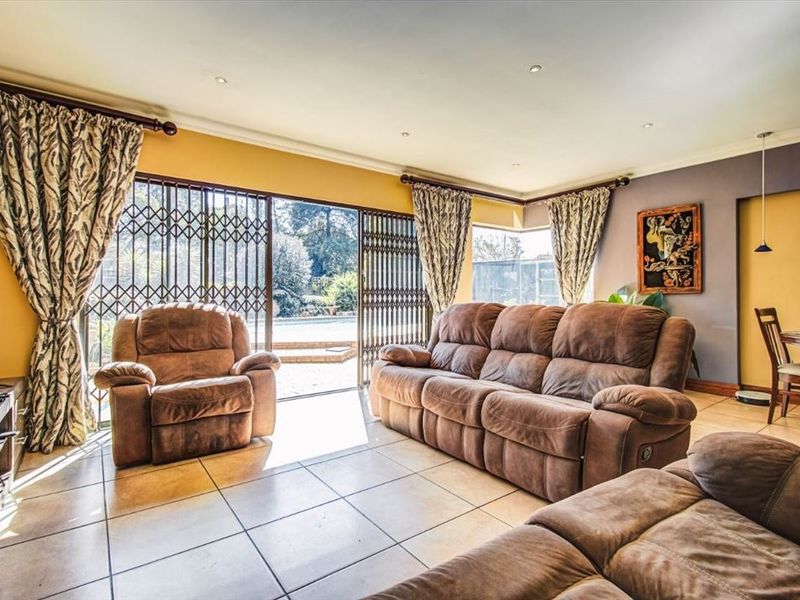 Exceptional 8-Bedroom Home with Luxury Features - Photo 2