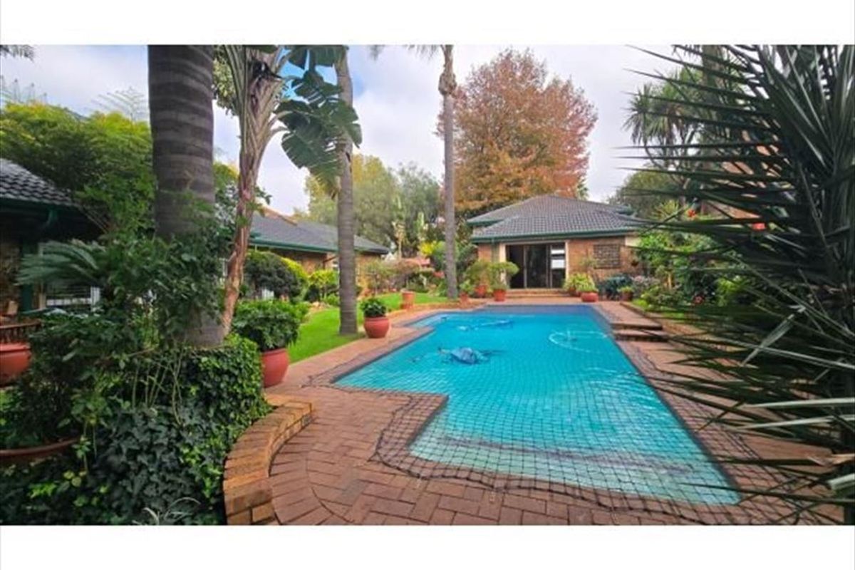 Elegant Family Home with Granny Flat and Ample Garaging - Photo 3