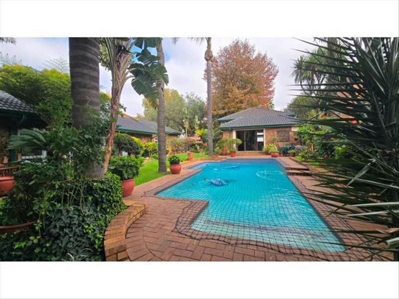 Elegant Family Home with Granny Flat and Ample Garaging - Photo 3