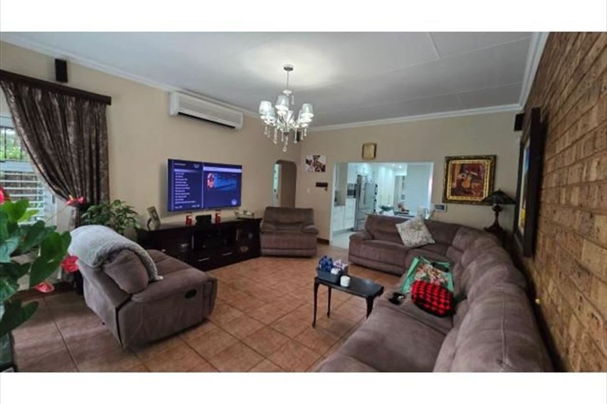 Elegant Family Home with Granny Flat and Ample Garaging - Photo 2