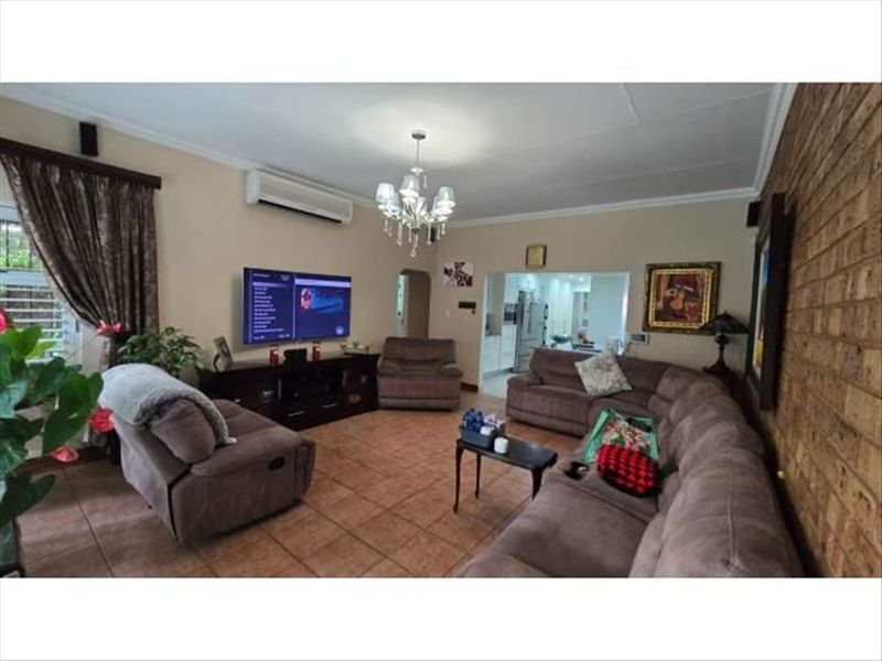 Elegant Family Home with Granny Flat and Ample Garaging - Photo 2