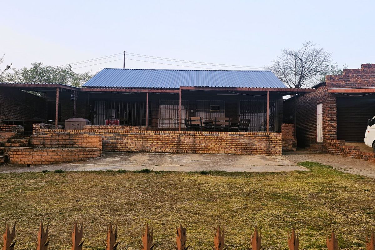 4 Bedroom Home with Dam Views – Priced to Go! - Photo 3