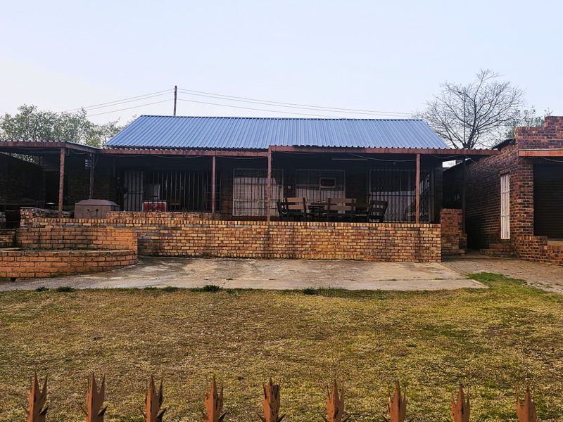 4 Bedroom Home with Dam Views – Priced to Go! - Photo 3