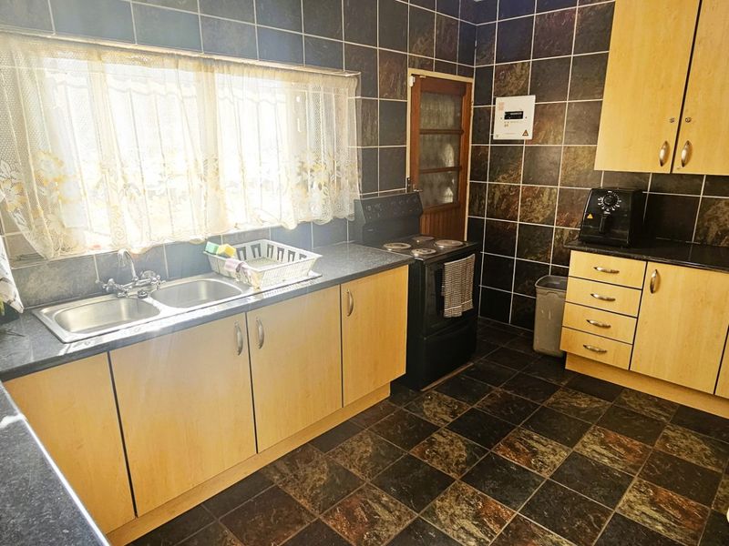 4 Bedroom Home with Dam Views – Priced to Go! - Photo 7