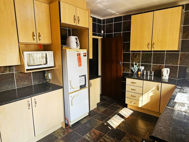 4 Bedroom Home with Dam Views – Priced to Go! - Photo 6