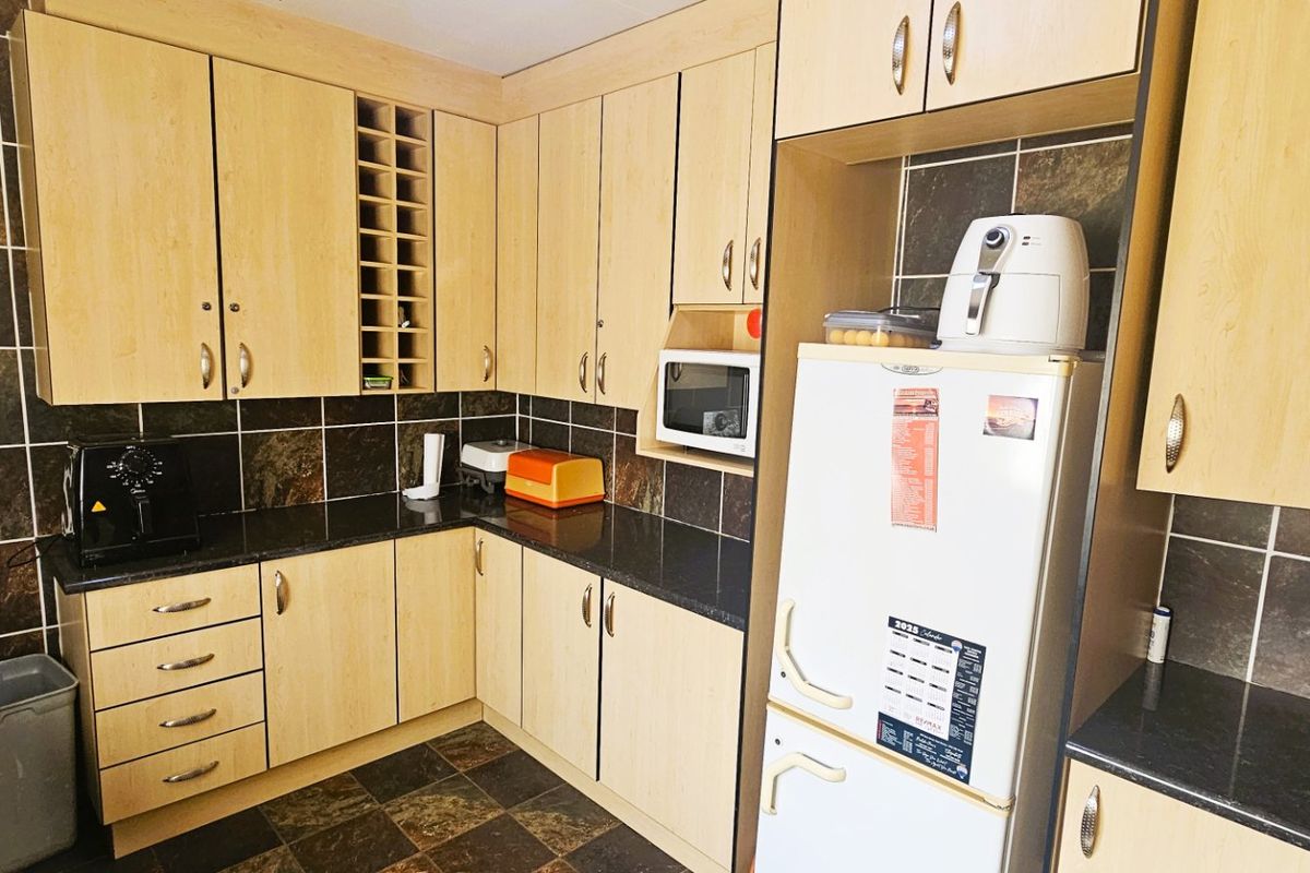 4 Bedroom Home with Dam Views – Priced to Go! - Photo 4