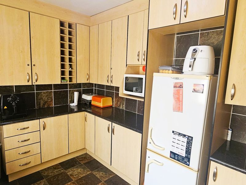 4 Bedroom Home with Dam Views – Priced to Go! - Photo 4