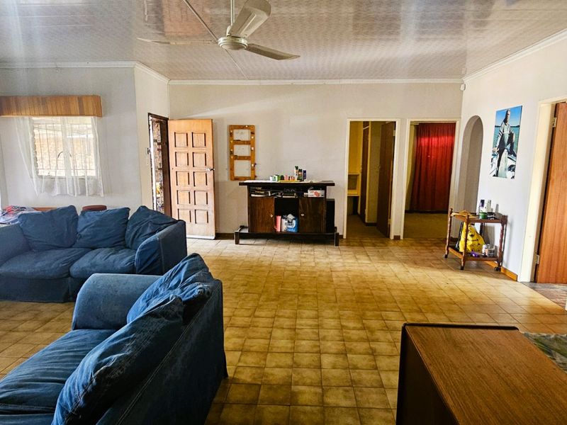 4 Bedroom Home with Dam Views – Priced to Go! - Photo 10