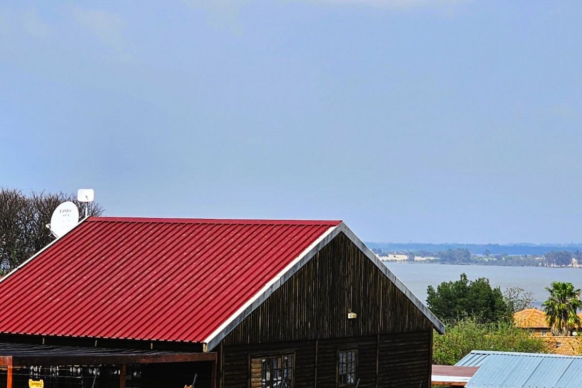 4 Bedroom Home with Dam Views – Priced to Go! - Photo 2