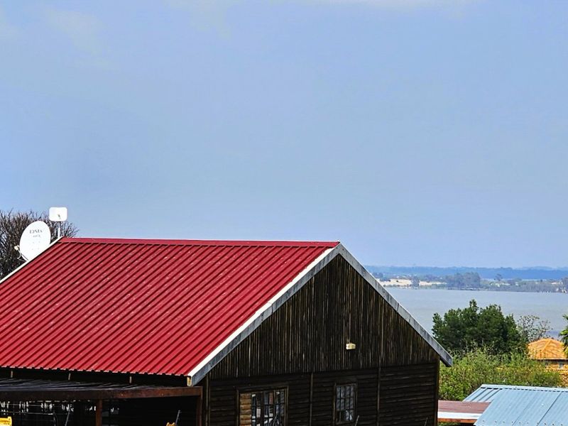 4 Bedroom Home with Dam Views – Priced to Go! - Photo 2