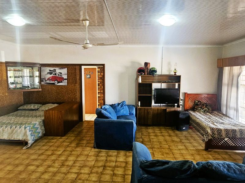 4 Bedroom Home with Dam Views – Priced to Go! - Photo 9