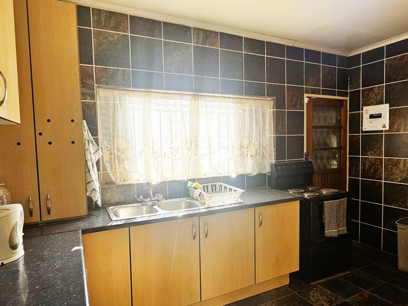 4 Bedroom Home with Dam Views – Priced to Go! - Photo 8