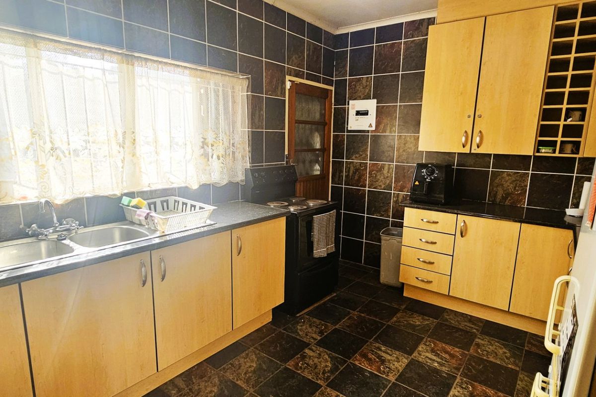 4 Bedroom Home with Dam Views – Priced to Go! - Photo 5