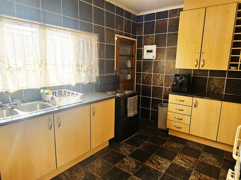 4 Bedroom Home with Dam Views – Priced to Go! - Photo 5