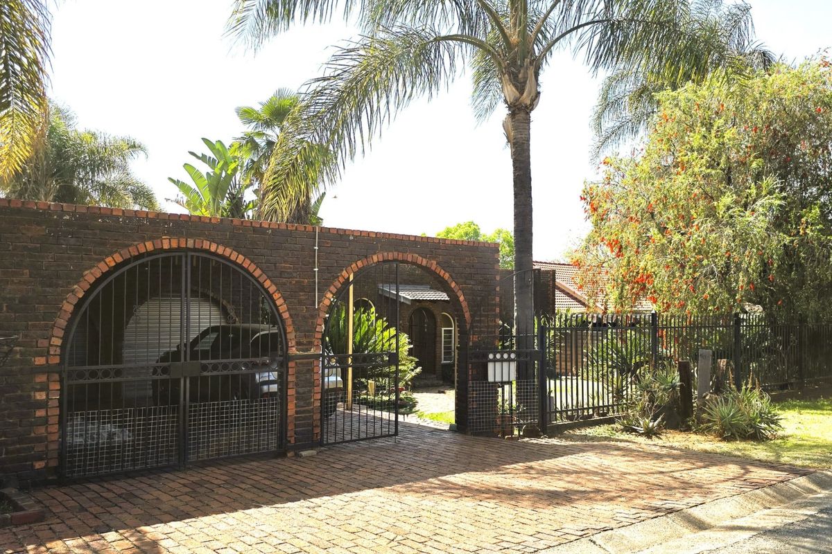 Spacious 4-Bedroom Family Home with a sparkling pool and a borehole For Sale in Rayton - Photo 5