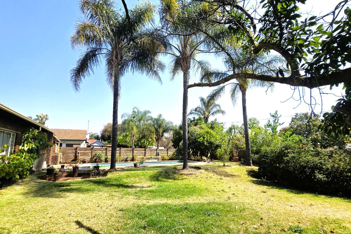 Spacious 4-Bedroom Family Home with a sparkling pool and a borehole For Sale in Rayton - Photo 2