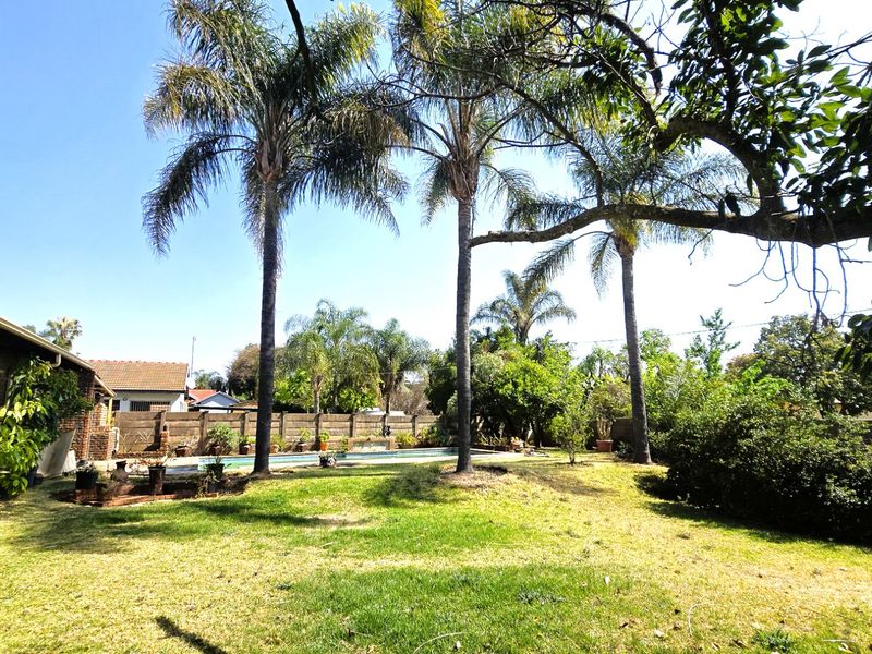 Spacious 4-Bedroom Family Home with a sparkling pool and a borehole For Sale in Rayton - Photo 2