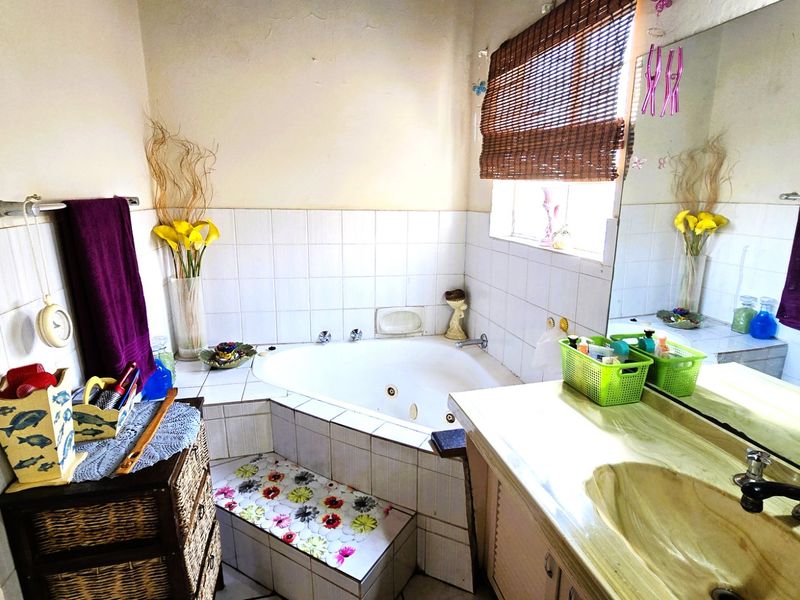 Spacious 4-Bedroom Family Home with a sparkling pool and a borehole For Sale in Rayton - Photo 7