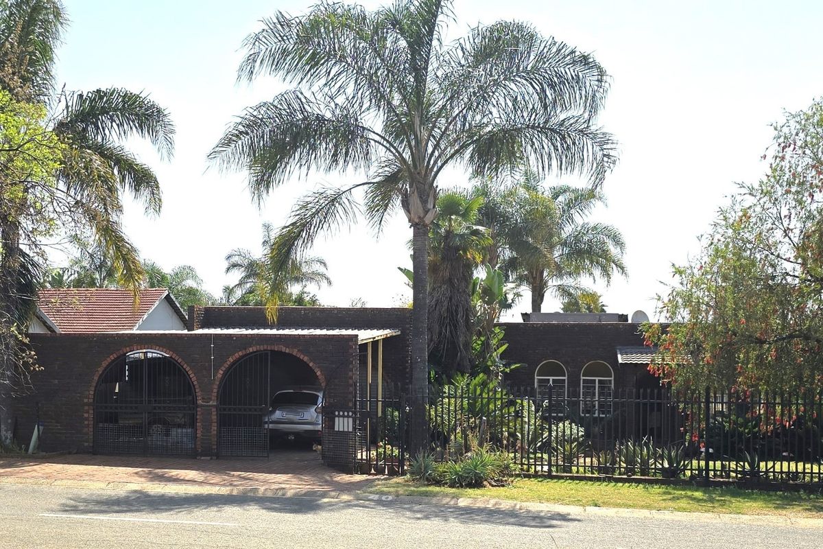 Spacious 4-Bedroom Family Home with a sparkling pool and a borehole For Sale in Rayton - Photo 3