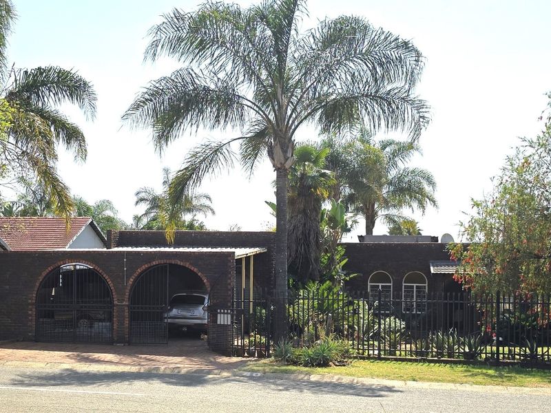 Spacious 4-Bedroom Family Home with a sparkling pool and a borehole For Sale in Rayton - Photo 3