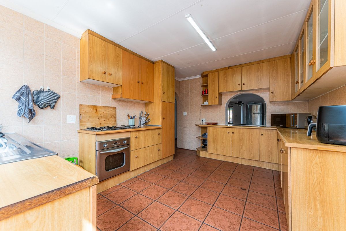 Exceptional Dual-Home Property – Ideal for Families or Investors - Photo 4