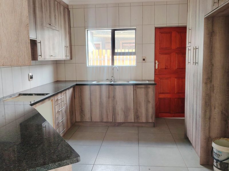 Looking for the perfect property? Look no further.  Welcome to Eden Park, Mandela View – secure country living with 24/7 guarded entrance - Photo 2