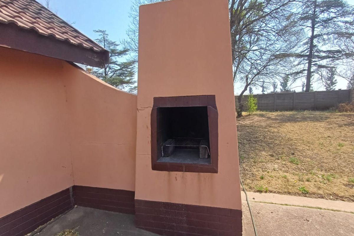 Spacious Family Home with Rental Potential in Stilfontein East - Photo 4