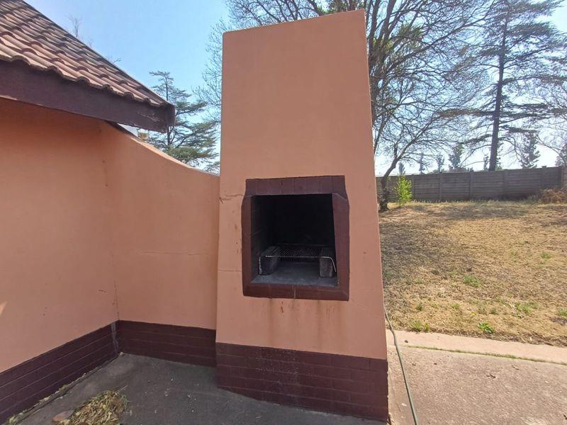 Spacious Family Home with Rental Potential in Stilfontein East - Photo 4