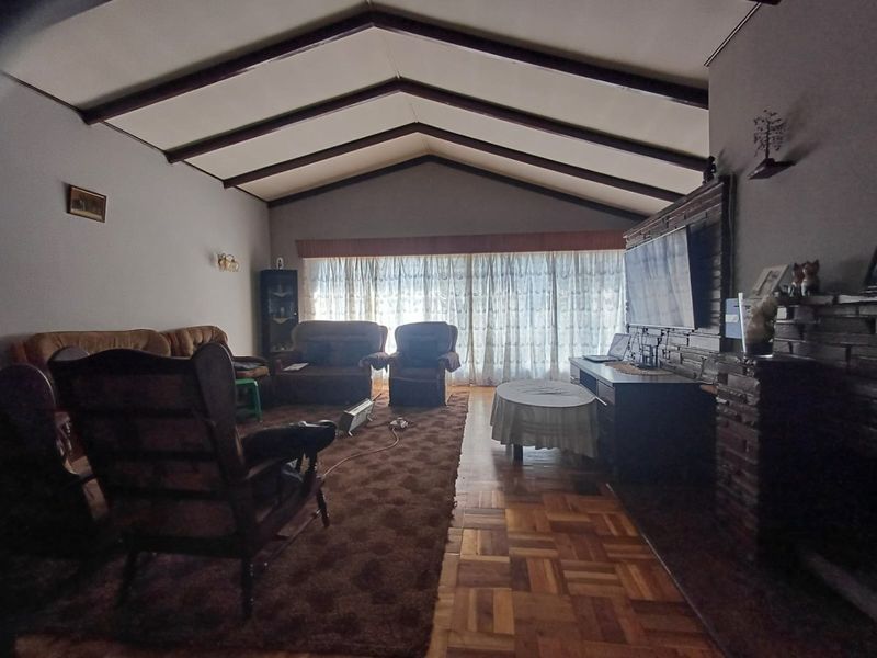 Spacious Family Home with Rental Potential in Stilfontein East - Photo 10