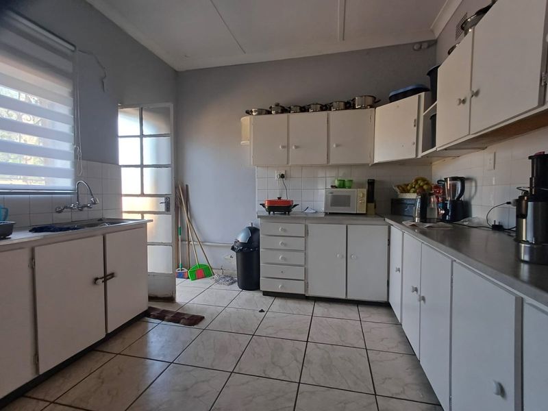 Spacious Family Home with Rental Potential in Stilfontein East - Photo 6