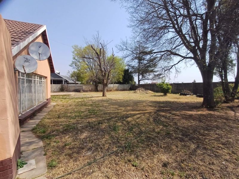 Spacious Family Home with Rental Potential in Stilfontein East - Photo 7