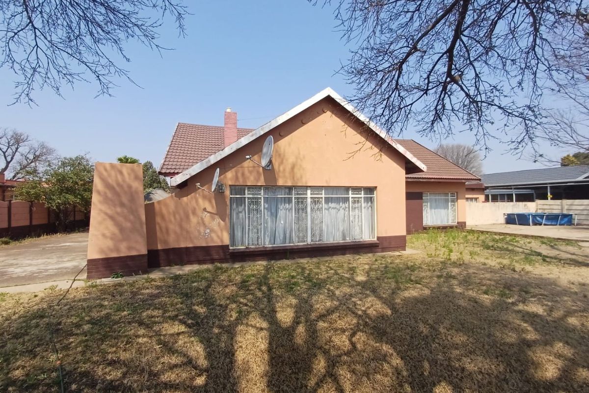 Spacious Family Home with Rental Potential in Stilfontein East - Photo 5