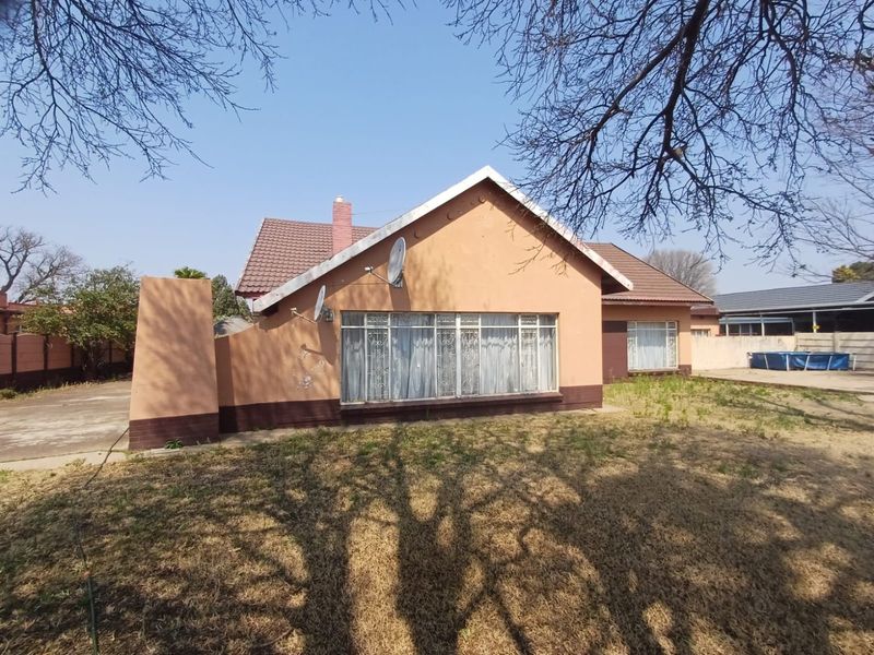 Spacious Family Home with Rental Potential in Stilfontein East - Photo 5