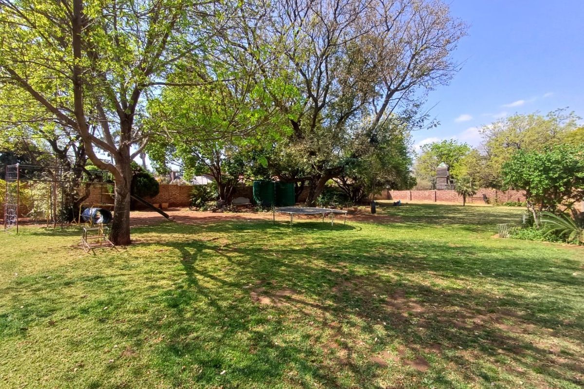 Luxurious Family Sanctuary with Superior Security in Doringkruin, Klerksdorp - Photo 5