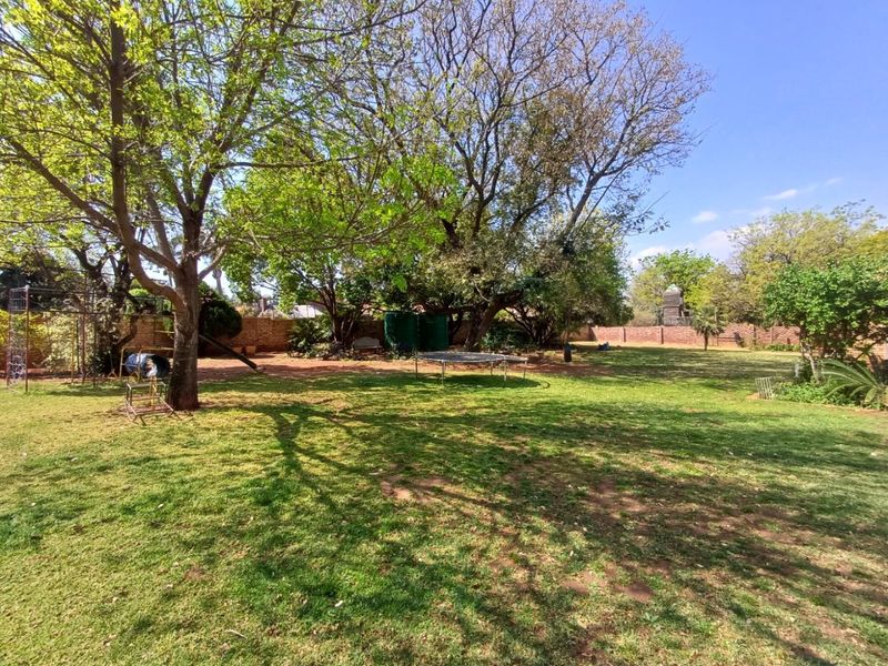 Luxurious Family Sanctuary with Superior Security in Doringkruin, Klerksdorp - Photo 5