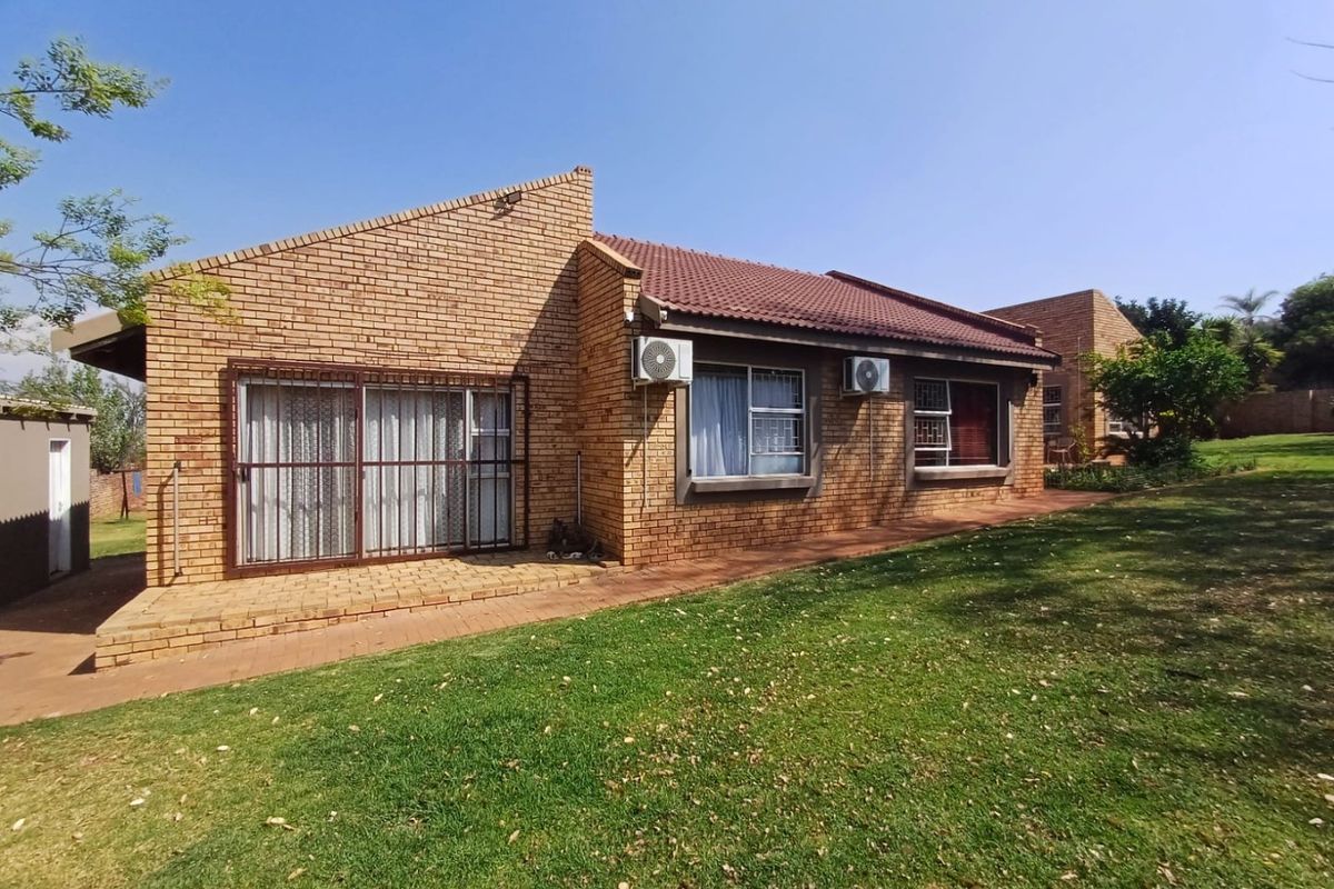 Luxurious Family Sanctuary with Superior Security in Doringkruin, Klerksdorp - Photo 2
