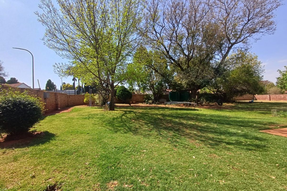 Luxurious Family Sanctuary with Superior Security in Doringkruin, Klerksdorp - Photo 4
