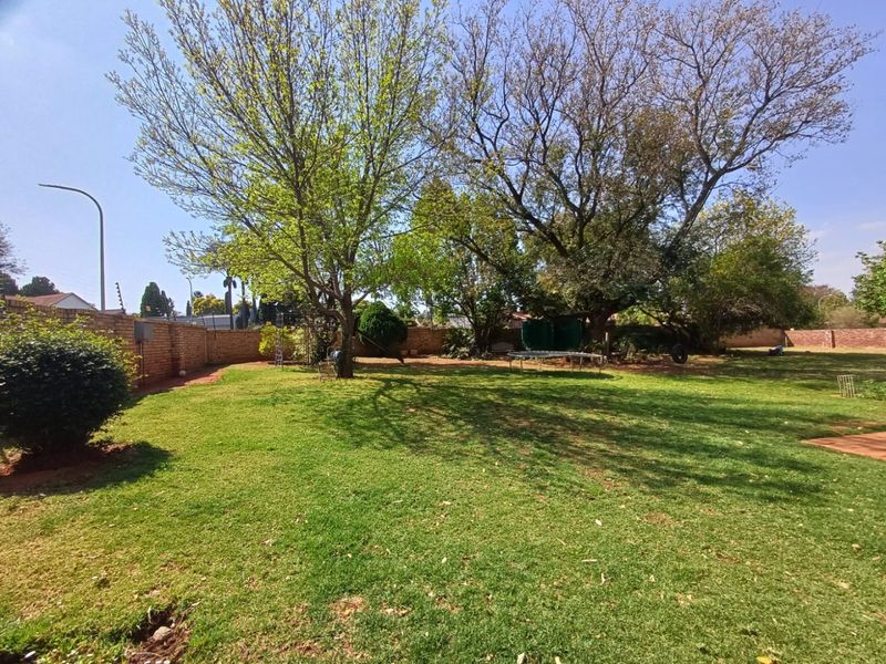 Luxurious Family Sanctuary with Superior Security in Doringkruin, Klerksdorp - Photo 4