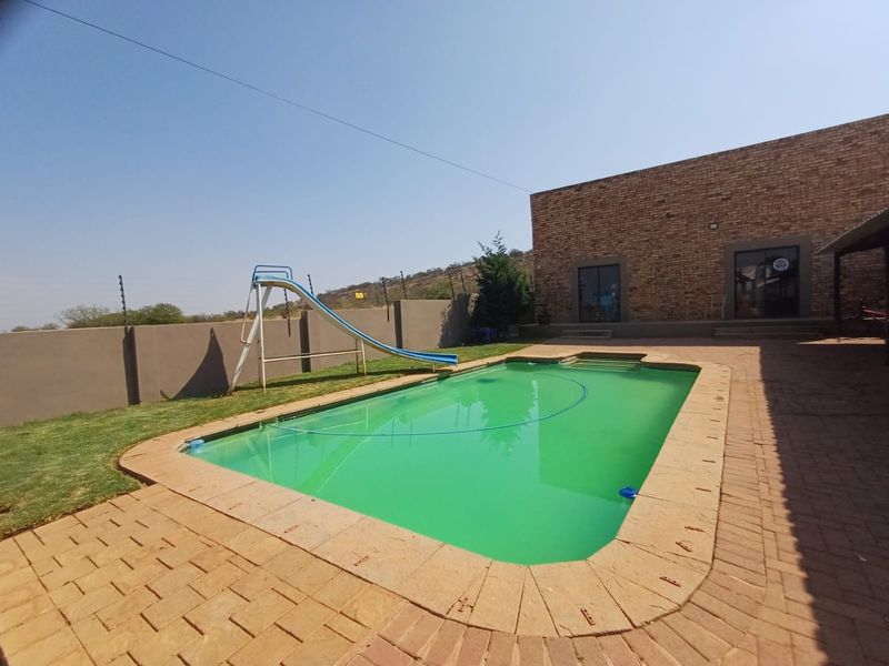 Luxurious Family Sanctuary with Superior Security in Doringkruin, Klerksdorp - Photo 10
