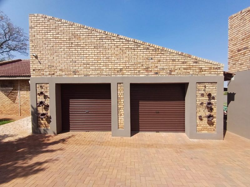 Luxurious Family Sanctuary with Superior Security in Doringkruin, Klerksdorp - Photo 8