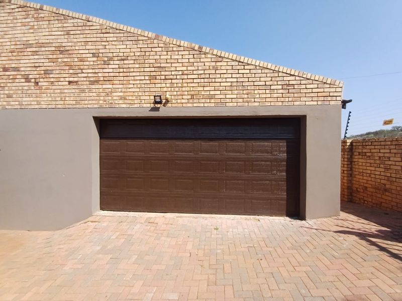 Luxurious Family Sanctuary with Superior Security in Doringkruin, Klerksdorp - Photo 7