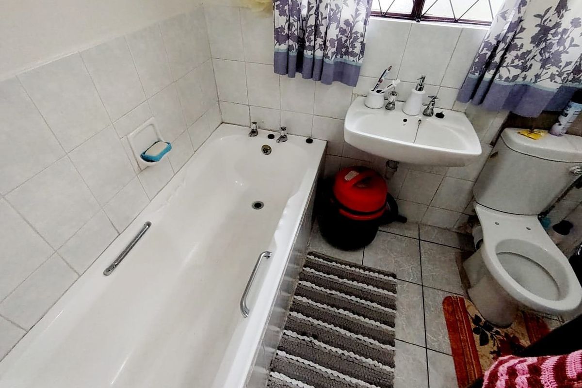 2 Bedroom house in Highway Gardens,  Amalinda  - Photo 2