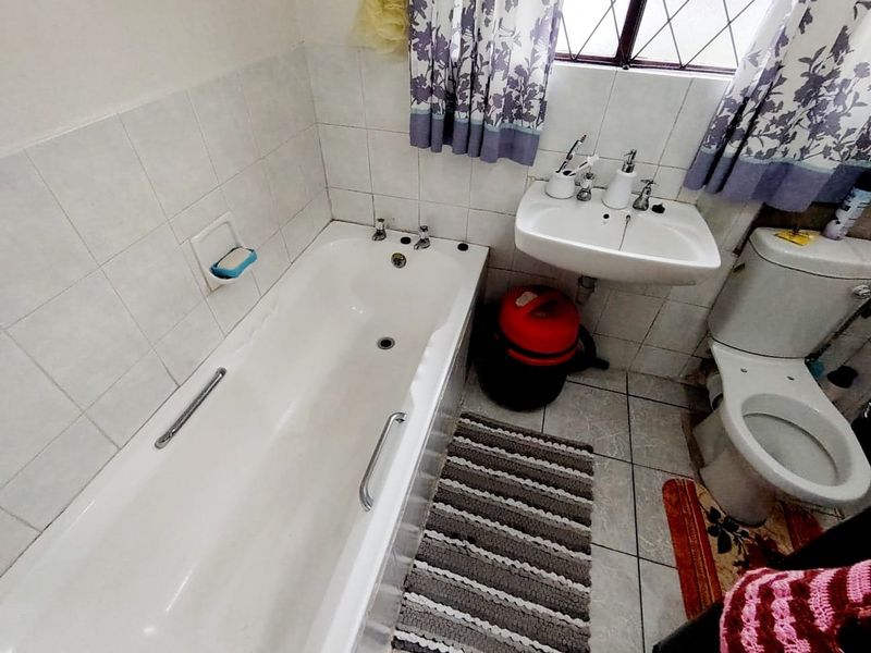 2 Bedroom house in Highway Gardens,  Amalinda  - Photo 2